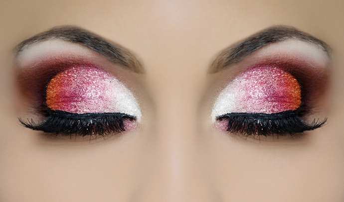 Perhatikan ukuran partikel eyeshadow glitter