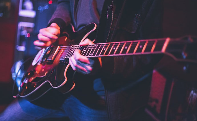 Sesuaikan bentuk neck gitar dengan kenyamanan Anda