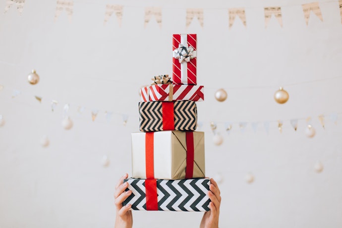 Ketahui karakteristik kertas kado: Matt paper untuk tampilan doff, art paper untuk tampilan glossy, dan HVS untuk motif beragam