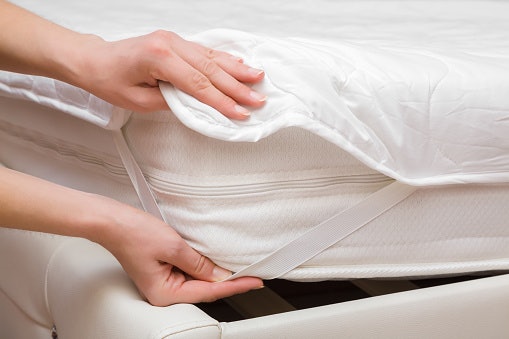 Usahakan memilih sprei yang memiliki karet di tiap ujungnya