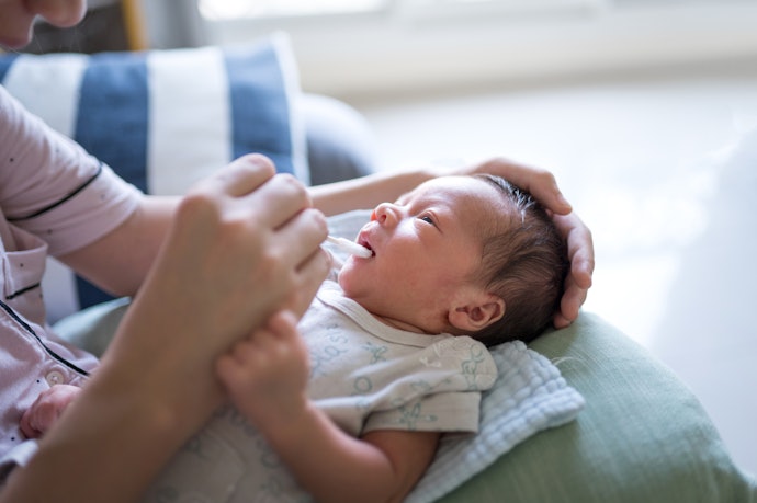 Untuk membersihkan lidah bayi, gunakan kain kasa atau sikat yang lembut