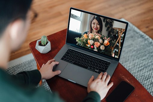 Bagi pasangan LDR, pertimbangkan kado spesial yang mengingatkan tentang momen kebersamaan, seperti parfum dan foto album custom
