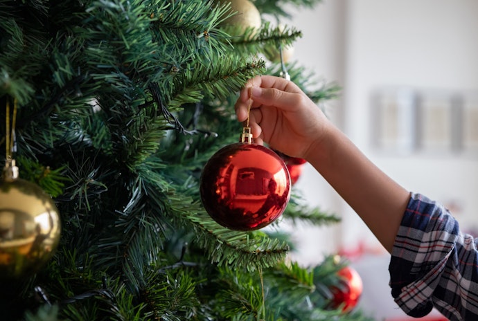 Tentukan tipe hiasan sesuai dengan ukuran dan bentuk pohon Natal