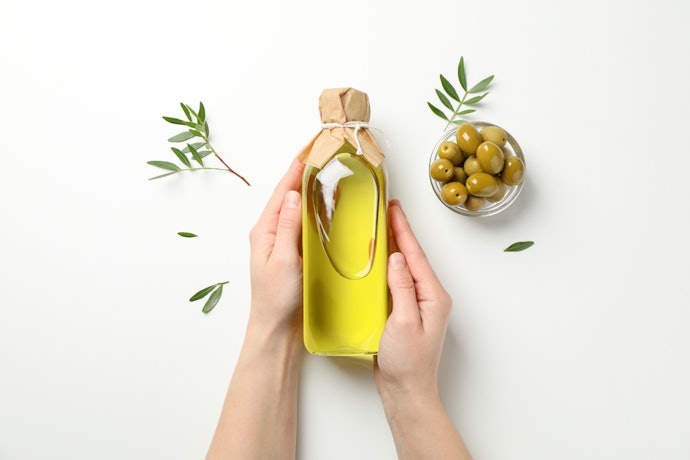 Jika rambut rontok yang disertai kering, pilih bahan yang dilengkapi coconut oil atau olive oil