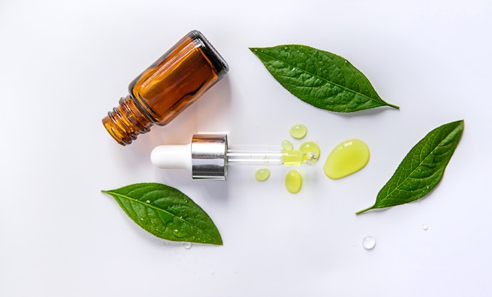 Bila kulit kamu disertai dengan berjerawat, pertimbangkan kandungan antibakteri, seperti tea tree extract atau niacinamide