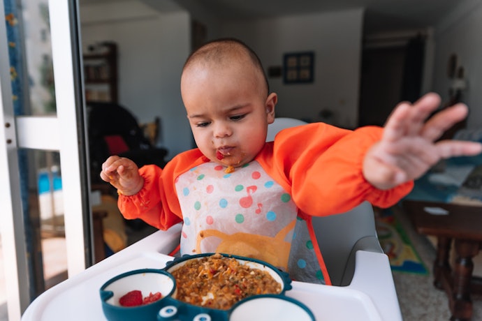 Mau celemek makan yang menutupi seluruh badan anak? Pilih model baju