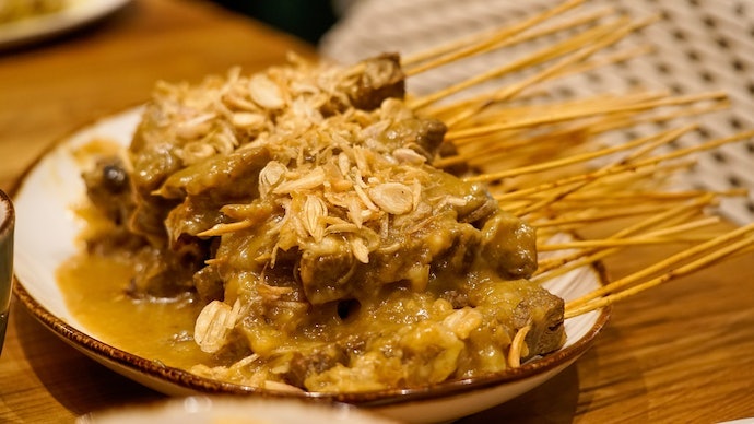 Untuk memperoleh tekstur kental dengan rasa gurih dan pedas, cari bumbu sate padang instan