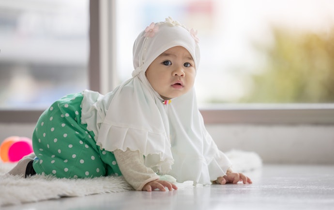 Untuk gamis bayi atau baju muslim bayi, cari yang 1 set dengan hijab