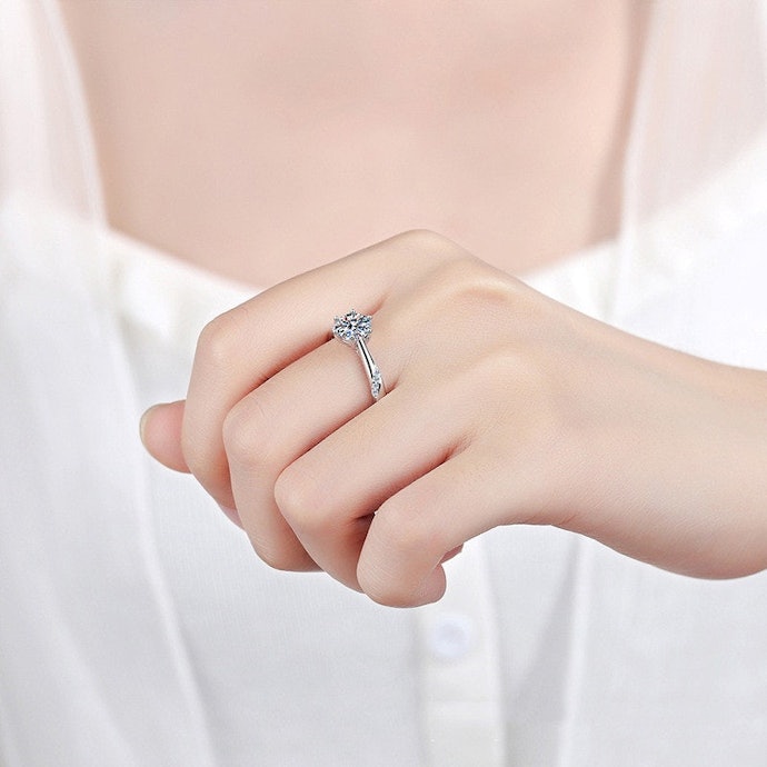 Untuk cincin perak wanita, cari yang elegan dengan batu permata atau berlian