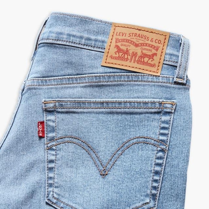 Untuk kualitas terbaik, pilih celana jeans wanita branded atau merek lokal populer, seperti Levi's dan JINISO