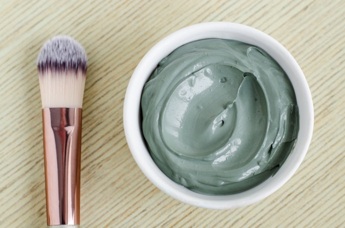 Utamakan clay mask dengan kandungan bentonite di urutan awal komposisi jika kulit Anda sangat berminyak