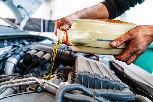 Untuk pemakaian sehari-hari, pertimbangkan oli multifuel untuk mesin bensin dan mesin diesel yang spesifikasinya beragam