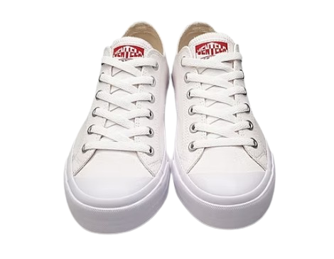 Untuk OOTD kasual pria, pakai sneakers kanvas putih kekinian yang paling nyaman dipakai jalan