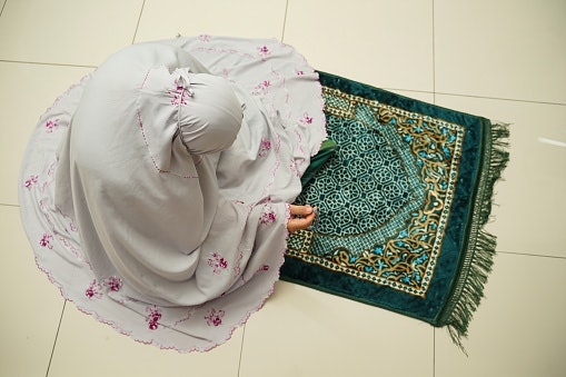 Untuk tampilan yang mewah dan eksklusif, utamakan mukena dengan hiasan bordir
