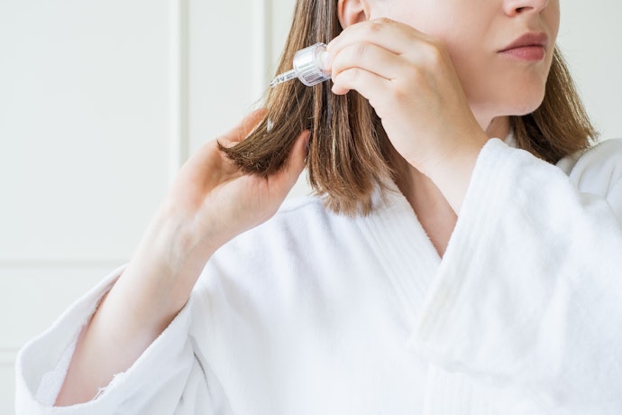 Pastikan heat protector mengandung silikon, seperti cyclomethicone dan dimethicone