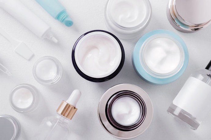 Utamakan sleeping mask yang juga diformulasikan dengan glycerin, hyaluronic acid, dan ceramide