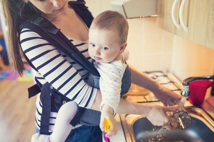 Ketika anak bermain di baby walker, letakkan di lokasi yang dapat diawasi oleh Anda