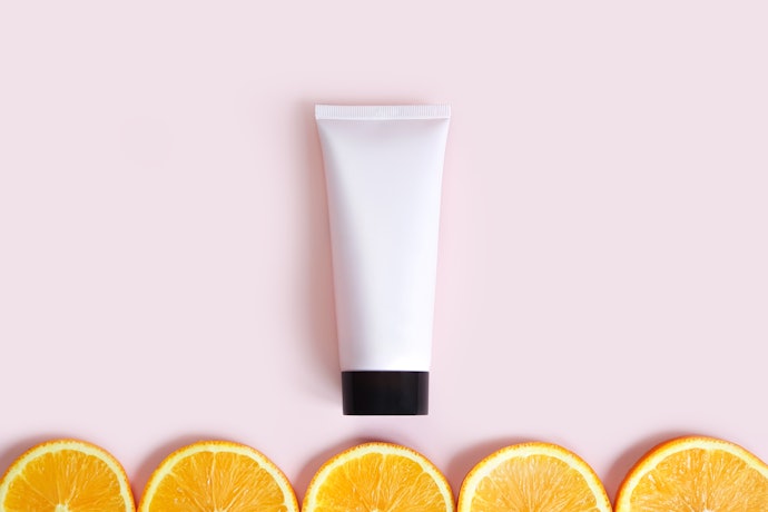 Kurang percaya diri akibat kulit kusam? Cari yang mengandung brightening agent seperti licorice, vitamin C, dan niacinamide