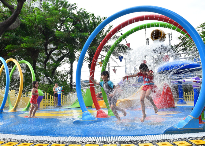 Jika ingin staycation bersama keluarga, cari hotel dengan playground atau kolam renang anak seperti Shangri-La