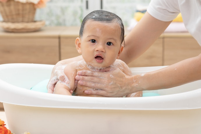 Pastikan juga sabun mengandung pelembap humektan dan emolien agar kelembapan kulit bayi tetap terjaga