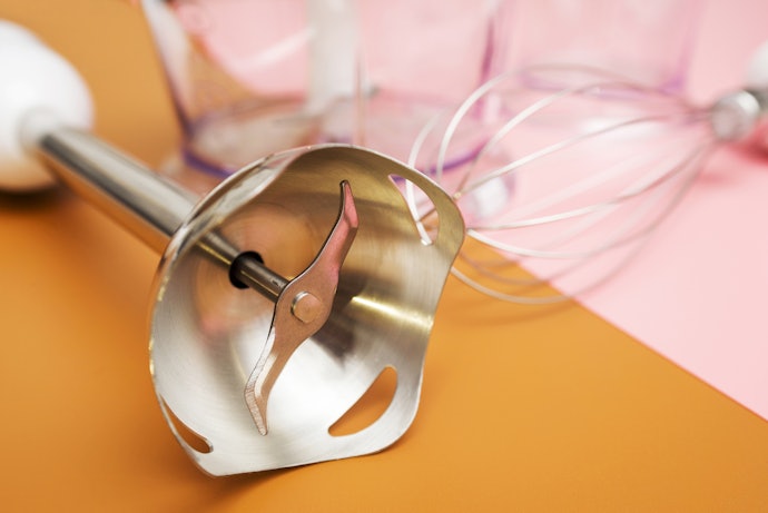 Pastikan hand blender tahan panas; utamakan yang bahannya stainless steel atau material yang sudah food grade