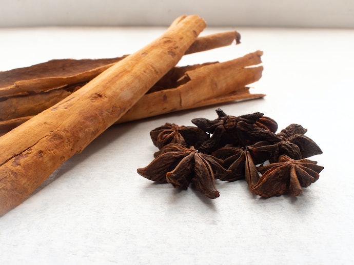 Temukan parfum oud dan rempah untuk menonjolkan kesan warm, misterius, dan mahal