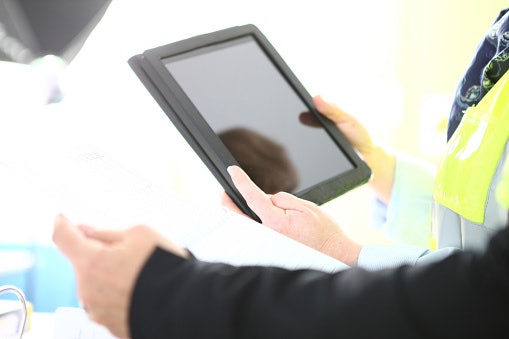 Untuk keperluan bisnis dengan mobilitas tinggi, gunakan iPad dari kulit yang elegan