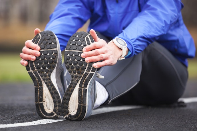 Outsole yang kaku di bagian tengah ke jari, lebih stabil untuk lari