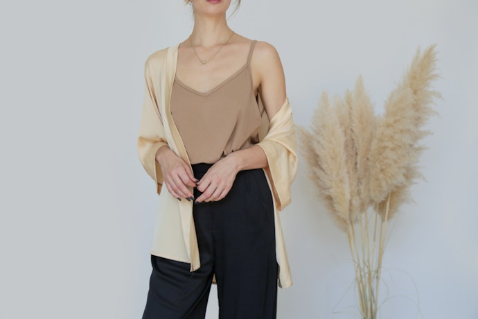 Untuk acara semiformal, utamakan tank top kamisol berbahan satin atau rayon