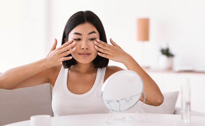 Pastikan krim malam Anda mengandung bahan pelembap ringan: Hyaluronic acid, glycerin, ceramide, dan Aloe vera
