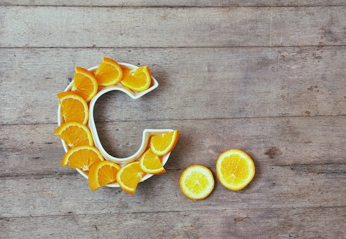 Jika Anda memiliki keluhan bibir hitam, pilih lip balm pria yang mengandung bahan pencerah seperti vitamin E, vitamin C, dan niacinamide