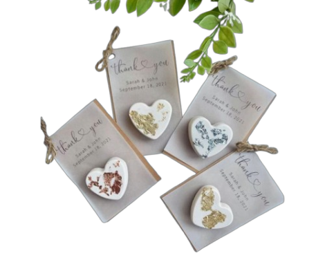 Jika mencari souvenir pernikahan murah, pilih gantungan kunci atau magnet kulkas