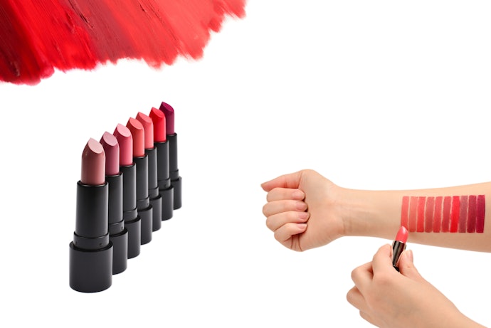 Pilih warna lipstik transferproof yang sesuai dengan undertone kulit