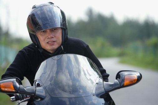 Agar tak perlu memodifikasi bodi spion, pastikan spion bisa dipasang di setang motor