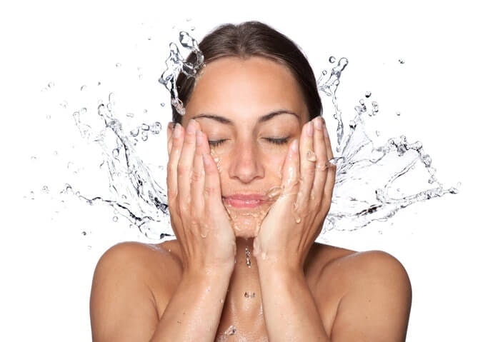 Pastikan memilih tekstur essence yang watery supaya tidak menutup pori-pori kulit kombinasi