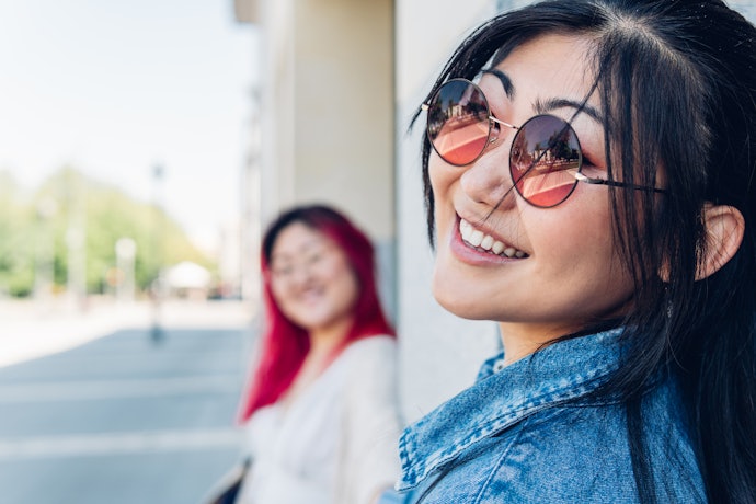 Pertimbangkan kacamata bulat besar dan kacamata bulat ala fashion Korea untuk tampilan kekinian