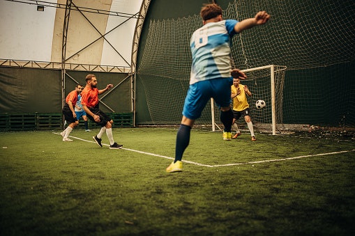Untuk dewasa, gunakan gawang futsal bertiang besi dan berjaring nilon dengan ukuran 3 m x 2 m yang merupakan standar FIFA
