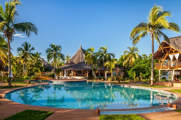 Untuk Anda yang ingin staycation, pastikan hotel yang Anda pilih punya fasilitas kolam renang, spa, gym, dan private beach