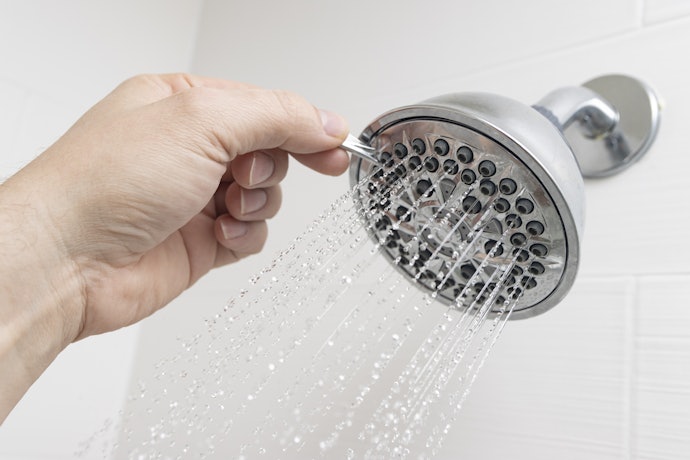 Pahami perbedaan kepala shower dari plastik dengan stainless steel atau kuningan