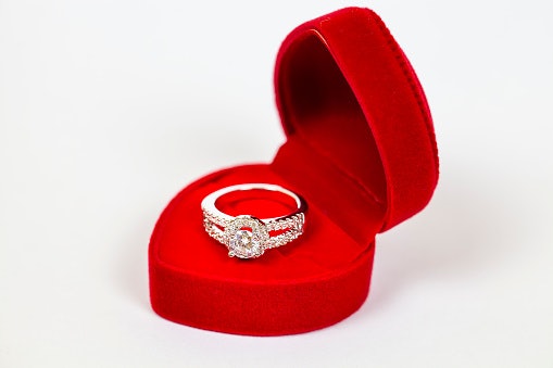 Jika mencari yang klasik, pertimbangkan tempat cincin berbentuk love