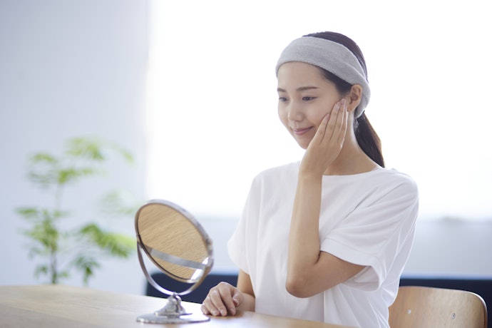 Saat mulai aging, kulit akan makin kering. Pilih sabun yang formulanya ramah di kulit: tidak banyak detergen, bebas fragrance, dan pewarna