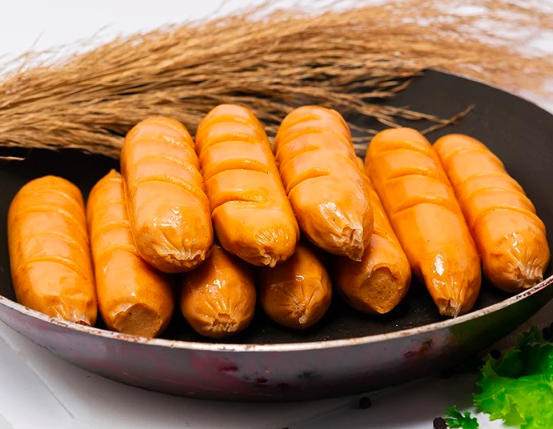 Agar sosis tetap juicy setelah dibakar, pilihlah sosis yang mengandung lemak