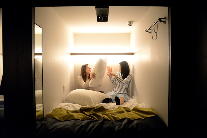 Jika menginap dengan orang terdekat, pilih hotel kapsul yang bisa memuat dua orang per kamar seperti Livinn Hostel City Center