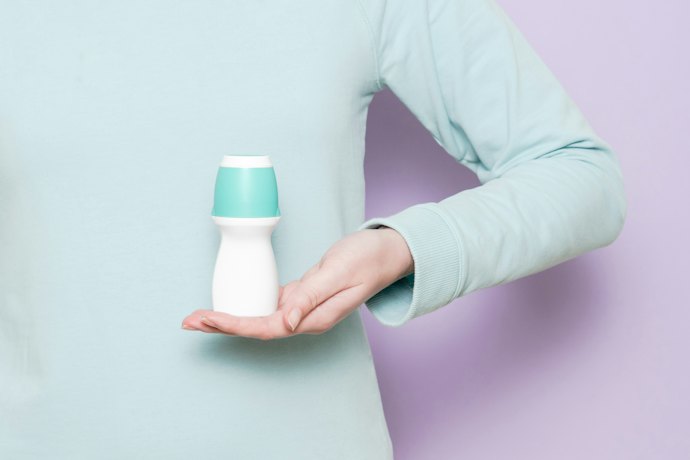Jika remaja punya kulit sensitif, utamakan deodoran yang minim kandungan alkohol dan parfum