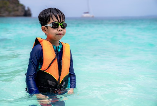 Perkenalkan jaket pelampung saat beraktivitas outdoor untuk anak usia 1 tahun ke atas
