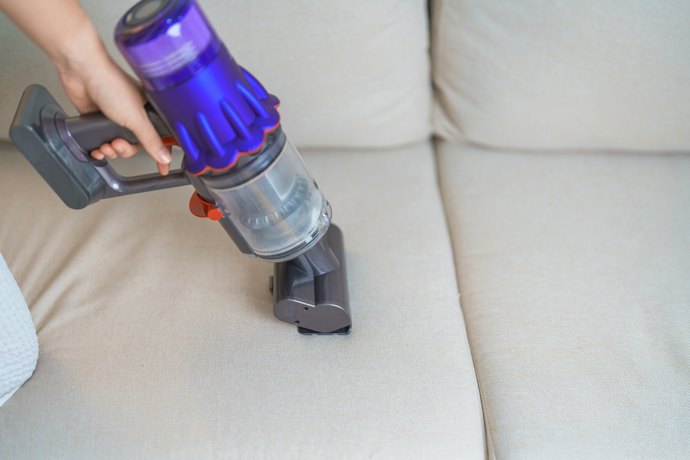 Jika ingin yang lebih praktis untuk bersih-bersih, pertimbangkan vacuum cleaner kasur yang cordless