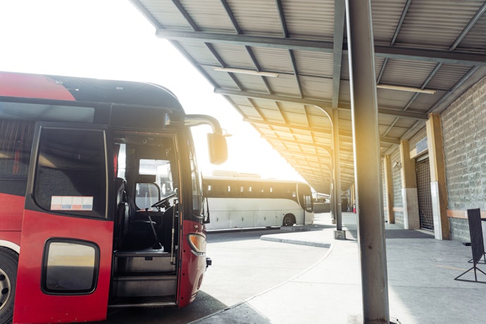 Apabila Anda berencana untuk naik bus, pertimbangkan hotel kapsul dekat terminal seperti Miko Rooms and Capsule