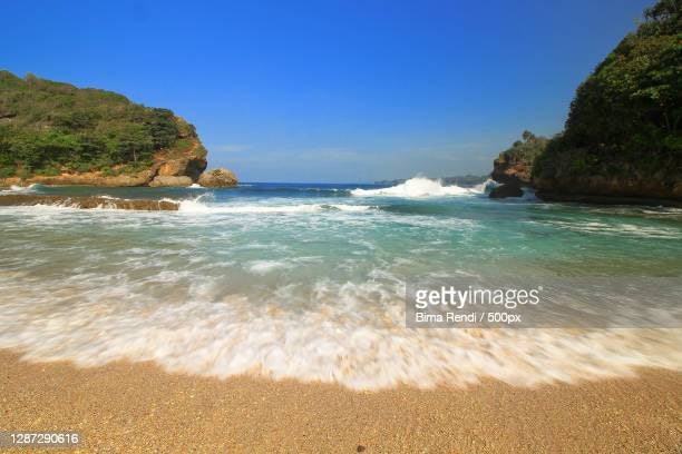 Apabila menyukai alam dan petualangan, pertimbangkan tempat wisata pantai dan kebun teh di Kabupaten Malang