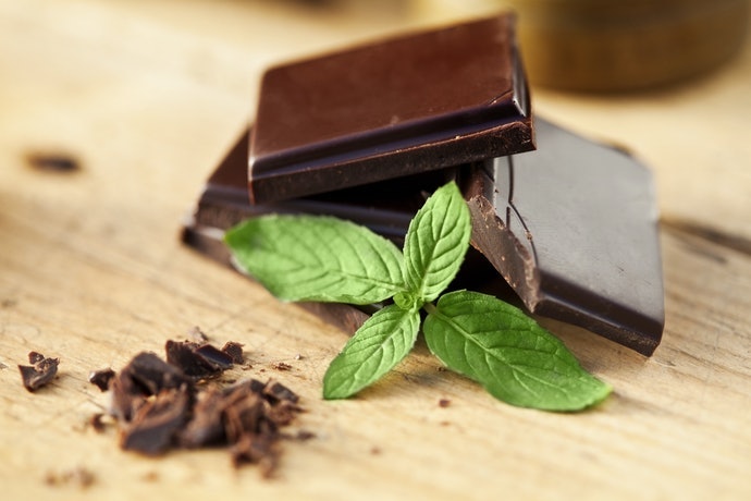Nikmati permen mint isi cokelat sebagai camilan
