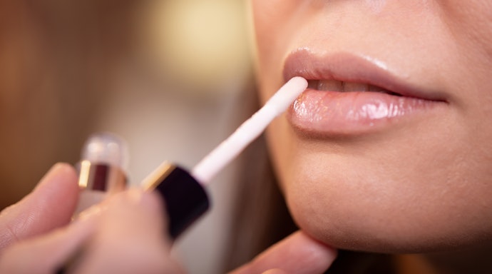 Untuk menjaga kulit bibir supaya tidak hitam, pertimbangkan juga lip serum dengan UV filter